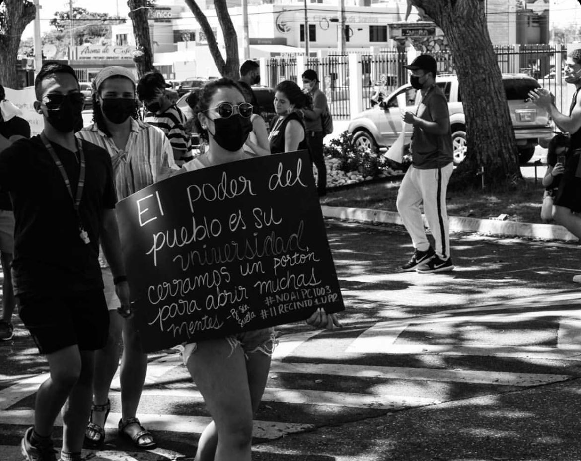 pjsinsuela's tweet photo. Gracias a los estudiantes y a todo el que se preocupa por el futuro de nuestro país.🇵🇷 #NoAlPC1003 https://t.co/HOdSMxufmN