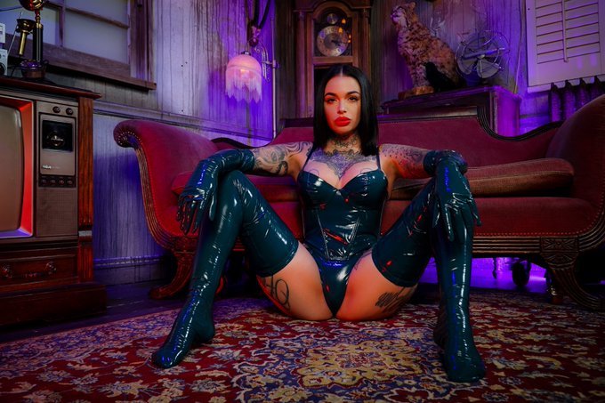 Full set available at https://t.co/XQ2s1DNAeJ 🖤 https://t.co/Eixv0bHetM<a href="/tag/silverbackworld"class="tags"><span>#silverbackworld</span></a>