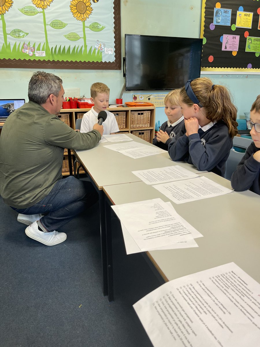 Ysgol_y_Castell's tweet photo. Roedd criw blwyddyn 3 wrth eu boddau’n recordio podlediad gyda @Stiwdiobox prynhawn ‘ma. 🎙🌟
Year 3 thoroughly enjoyed recording their first podcast with @Stiwdiobox this afternoon. 🎙✨
#sicastell #castell3 https://t.co/5Lf3Hre5hS