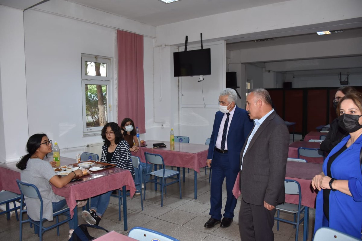 MuglaKYGM's tweet photo. Kredi Yurtlar Genel Müdür Yardımcısı Mustafa OZGUL ve Kredi Yurtlar Genel Müdürlüğü Şube Müdürü Dilaver ALTINKAYA Fethiye öğrenci yurdunu ziyaret ederek yemekhane, kantin, sosyal tesisleri incelediler ve öğrencilerle sohbet ettiler. https://t.co/KbKEMMmnl8