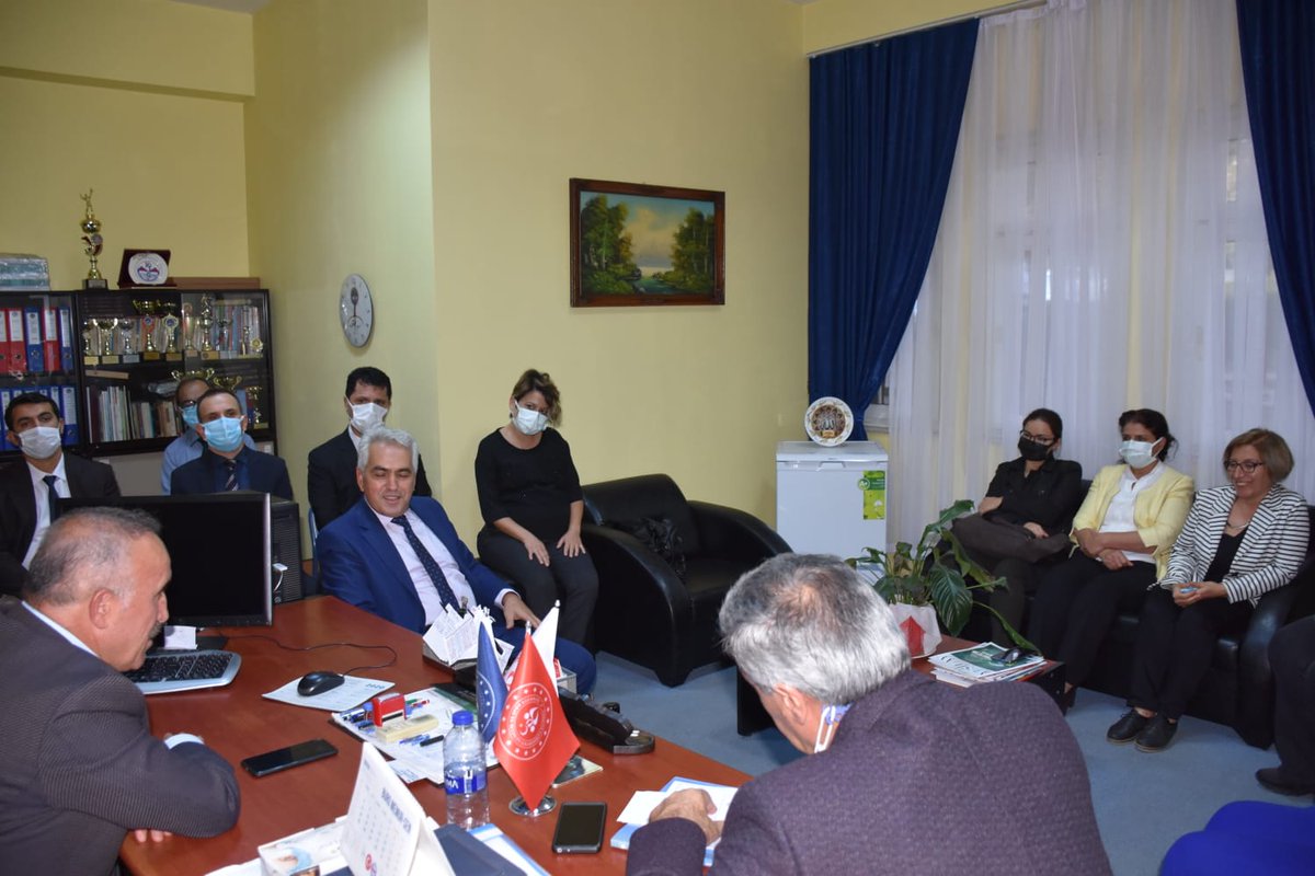 MuglaKYGM's tweet photo. Kredi Yurtlar Genel Müdür Yardımcısı Mustafa OZGUL ve Kredi Yurtlar Genel Müdürlüğü Şube Müdürü Dilaver ALTINKAYA Fethiye öğrenci yurdunu ziyaret ederek yemekhane, kantin, sosyal tesisleri incelediler ve öğrencilerle sohbet ettiler. https://t.co/KbKEMMmnl8