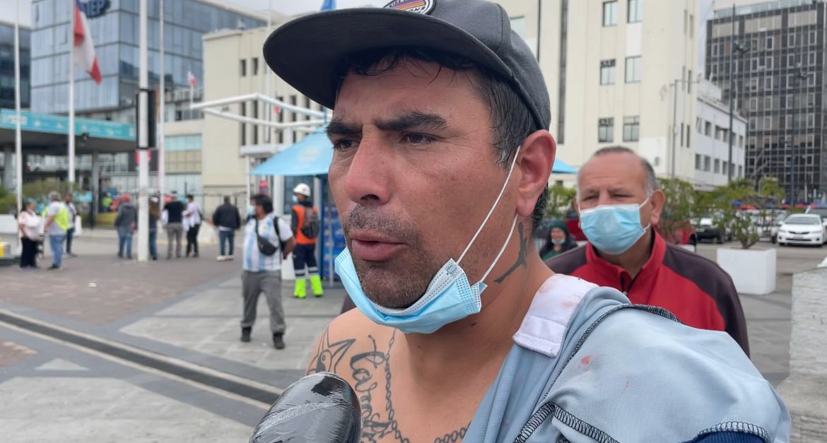 AgenciaQuinta's tweet photo. 🔴Pescadores heridos con balines disparados por La Armada en Valparaíso.
#manifestaciones #protestaschile #protestas #protestaspescadores #pescadoresheridos #laarmada https://t.co/R6C9pPfWLc