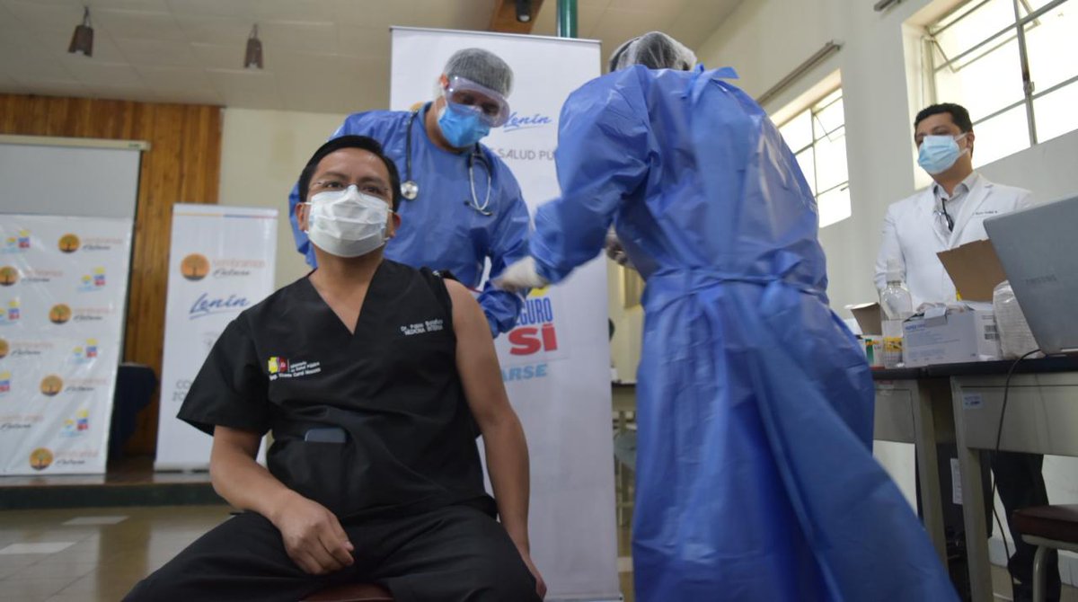 ecuavisa's tweet photo. 🔴ATENCIÓN COVID-19: Empezó aplicación de terceras dosis a personal sanitario en Ecuador. Al menos 110 mil trabajadores de la salud serán inoculados ➡️  https://t.co/uTmrg5D41w https://t.co/fYtDbrR56y