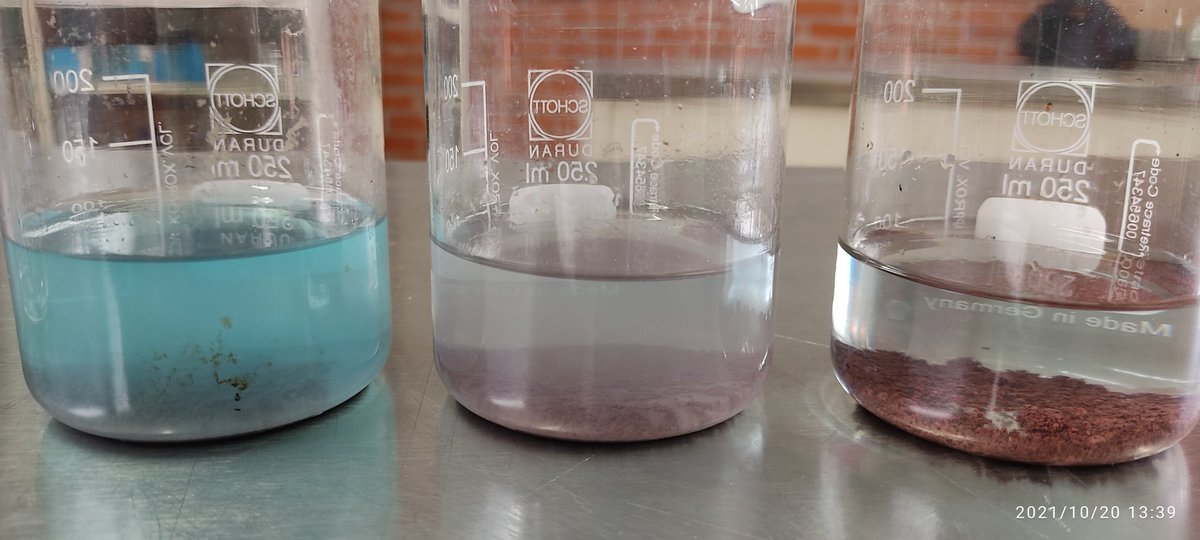 JulioAn_Chem's tweet photo. En sesión de laboratorio, los alumnos de 5to semestre de @prepalancaster convirtieron una solución azul en cobre y crearon unas "canas" de plata sobre alambres de este metal ¿Podrán explicar estas transformaciones en función de la organización de sus electrones? https://t.co/oElcnmbOKk
