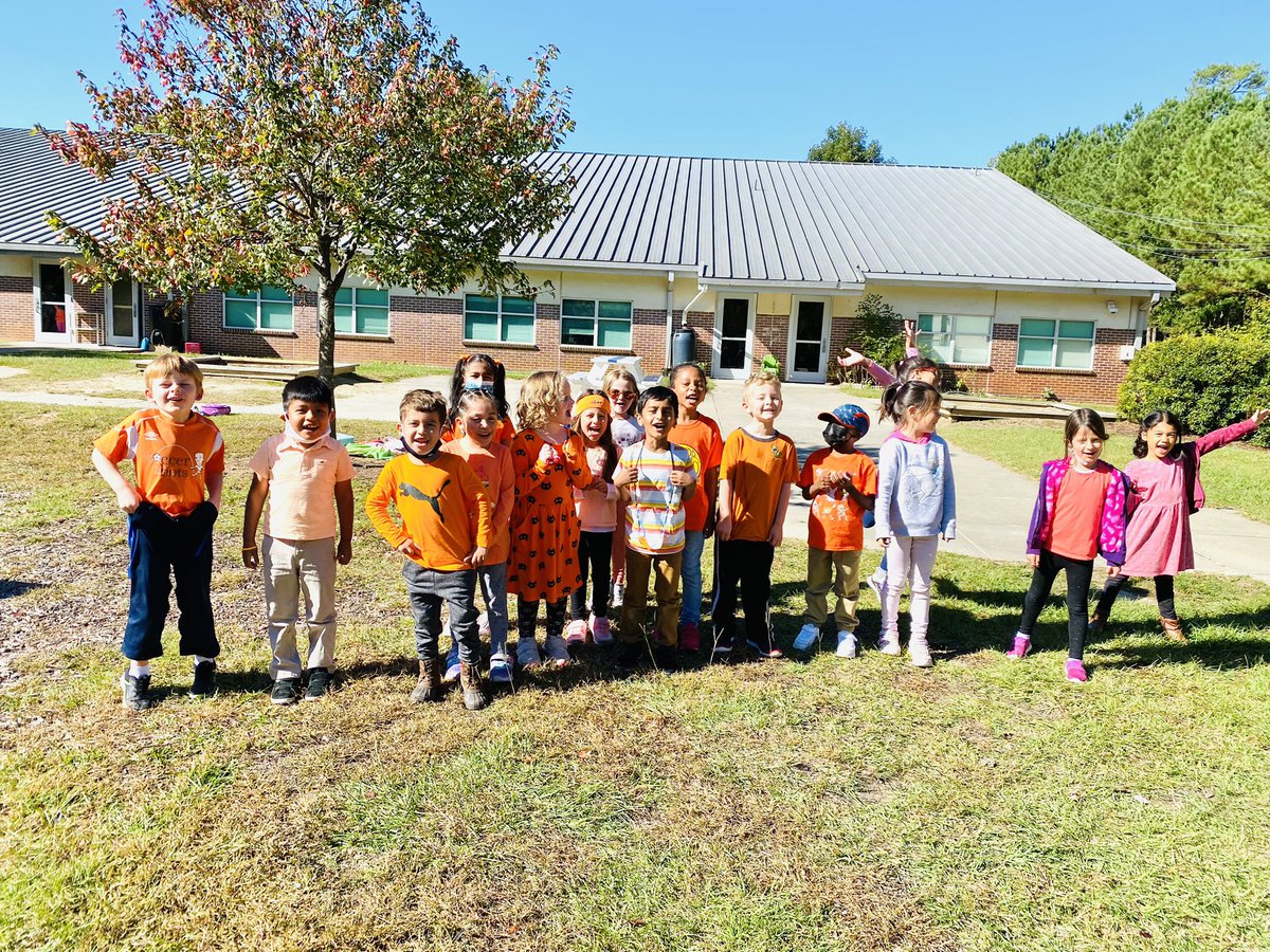 WeatherstoneES's tweet photo. โOrangeโ you glad so many of your peers support kindness and are against bullying. #UnityDay2021 #explorerstrong https://t.co/AsGoaCW5vv