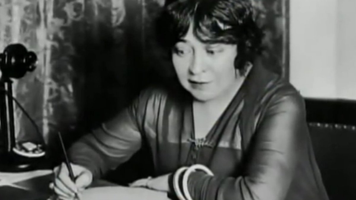 scriptmag's tweet photo. Script contributor @DrRosanneWelch pulls back the curtain on one of Hollywood's most overseen and prolific trailblazers, June Mathis.
Read more here: https://t.co/XvFCX7jXUE
#scriptchat #hollywood #hollywoodhistory #womeinfilm #junemathis #silentfilm #filmmaker #screenwriter https://t.co/HBeeDrK0Aj