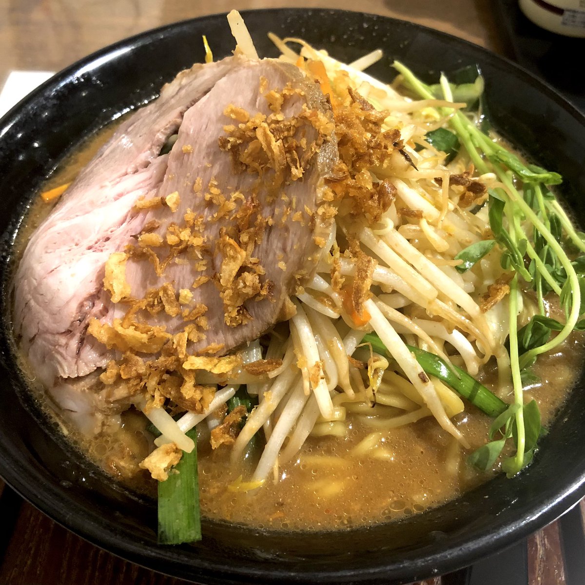 venire_eno's tweet photo. 夕食は、館林市の「かなで商店」でいただきました🤗✨

時短営業継続の様です…
ギリギリ入れて良かった✨

今夜は寒いので味噌ラーメン🍜大盛りを注文❣️
チョイとおろしニンニク🧄を入れていただきました🤗

#きてみてフォト 
#かなで商店 
#味噌ラーメン 
#大盛り 
#夕食 
#群馬 
#館林 https://t.co/97pOKBtbPW