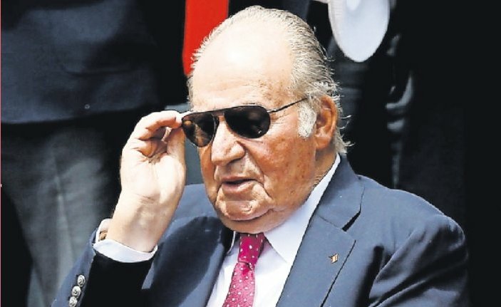 FonsiLoaiza's tweet photo. El rapero Pablo Hasel cumple 8 meses en prisión por cantar que Juan Carlos I era un ladrón. Hoy, Audiencia Nacional ha denegado su indulto por su "actitud antisocial". Mientras han perdonado todos los fraudes fiscales al corrupto de Juan Carlos I. Esta es la "justicia" en España. https://t.co/yb7mg64Vef