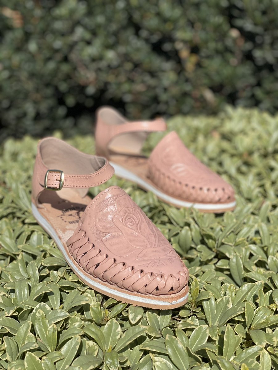 rodeodurango's tweet photo. Paso a paso para asegurar que las cosas se hagan bien 💯
🔎Shop: Huarache de Pulsera - Pink Printed Rose
Available 5-10 USA ✅
shop https://t.co/8URQbG1YyA or link in bio #printedrose #trending #handmade #pasoapaso https://t.co/OfQfxrYST0
