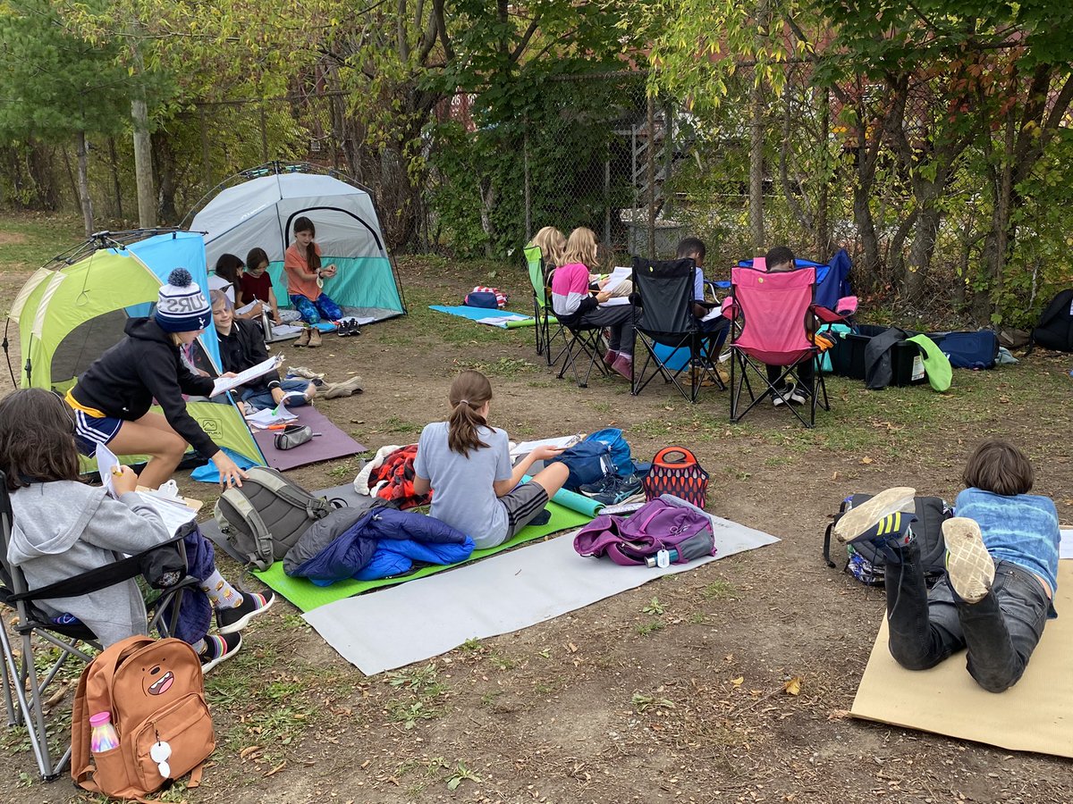 Amène moi dehors! On a bravé la pluie, installer notre classe mobile et surtout on a apprécié l’air fraîche et le plaisir de travailler à l’extérieur. <a href="/EEC_Sauriol/">École Charles-Sauriol</a> <a href="/CSViamonde/">CS Viamonde</a> #amenemoidehors #TakeMeOutsideDay
