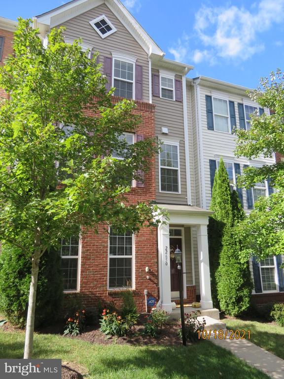 CanaryRealtor's tweet photo. Just Listed in #Brambleton #VA. 22650 Gray Falcon! Please retweet!  https://t.co/ETP8zuUVkB https://t.co/SBcbAxpDAl