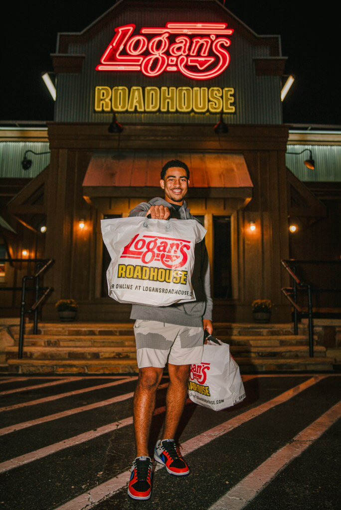 LogansRoadhouse's tweet photo. @_bryce_young’s favorite thing to order at Logan’s to fuel up for games each week? The eight-ounce Filet Mignon – and the best rolls in town! 🙌🏼😎 Logan’s is proud to announce our partnership with Alabama quarterback Bryce Young! https://t.co/Hql0NaiZWp https://t.co/IjgzPSHF4I