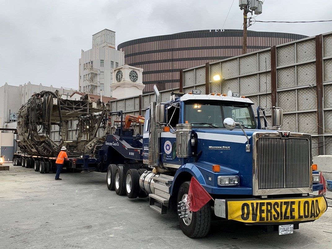 PurpleLineTBMs's tweet photo. Section 1, and so do you, wave goodbye to the last remaining parts of the Red Tunnel Boring machine as it leaves the La Cienega Station Gale Yard. Farewell, Soyeon our Red Gantry! May you find your way to digging another day! #TBM #mashine #tunnels https://t.co/dftnSgxefj