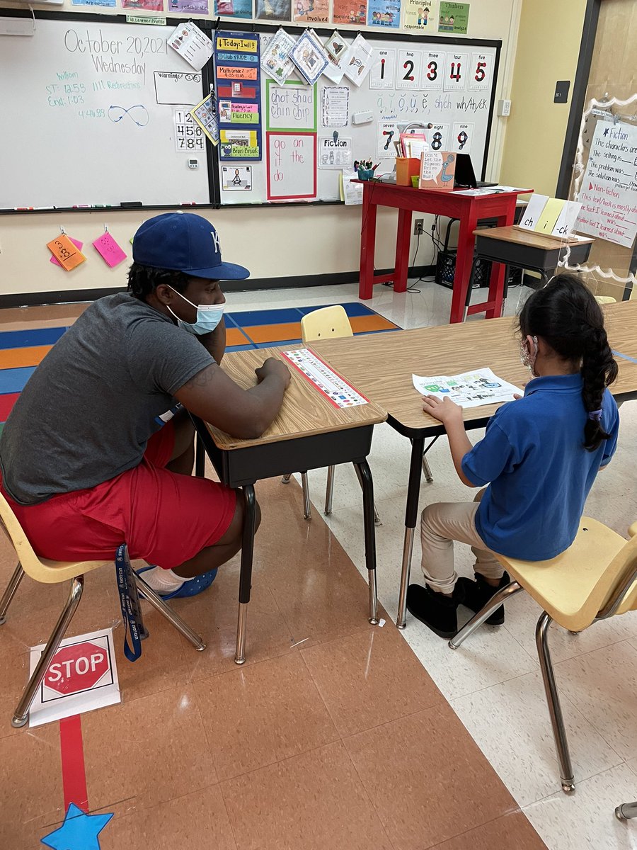 Sonyateacher97's tweet photo. Retelling our stories with are friends. After listening to lots of stories we treated ourselves to cookies @LFLions @teacherduncan @TBarton42 @mrsjacksonLFIST @MsOgeaLFES https://t.co/jQd1lFVOcW