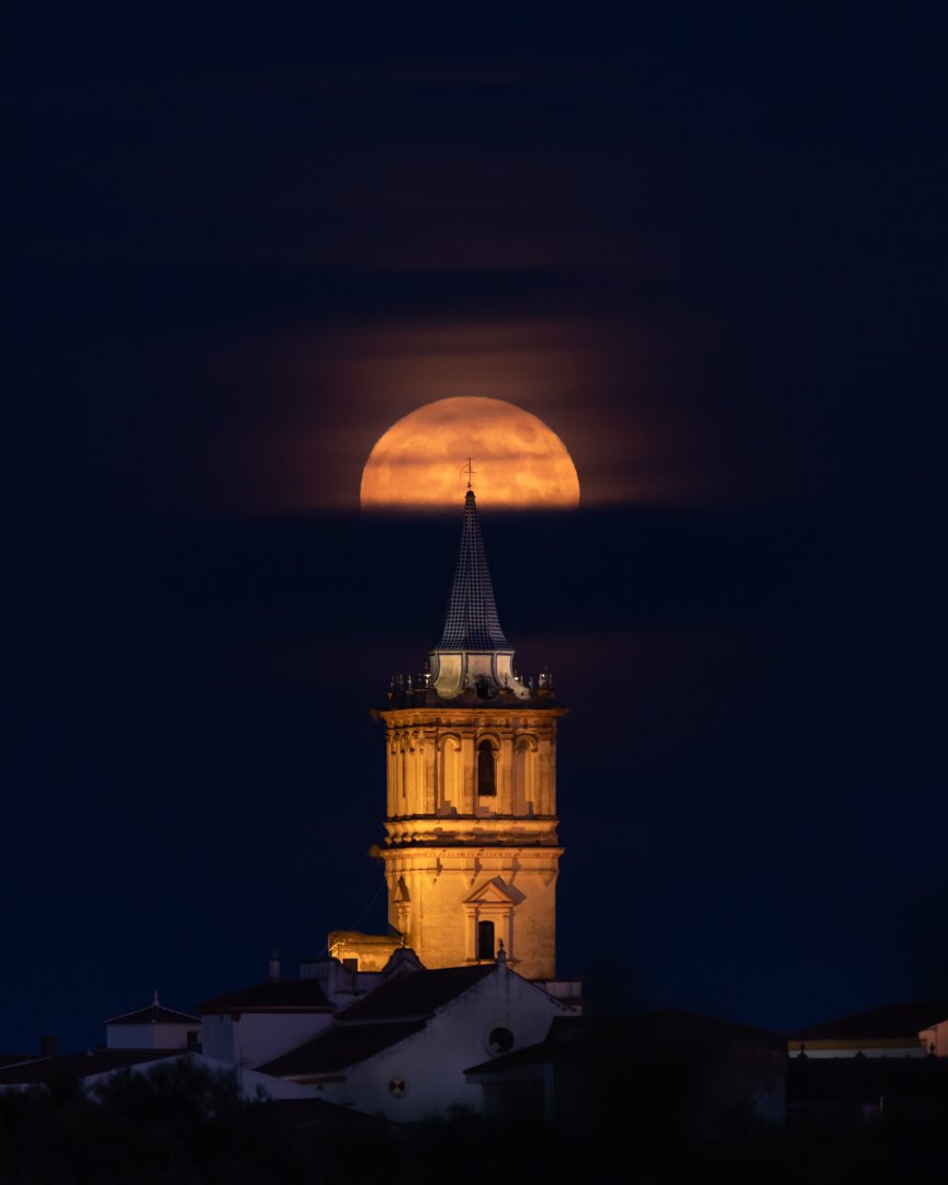 alfonso_mora90's tweet photo. Luna Llena sobre la parroquia de Beas https://t.co/jvfMjoK0IW