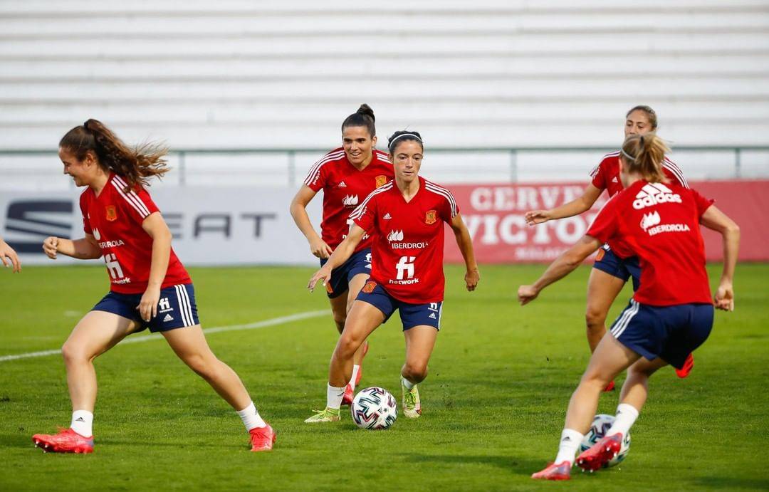 BarcaFem's tweet photo. 🇪🇸 Barça Femení players during today's training session with Spain's national team. https://t.co/bOdrpNQ5xQ