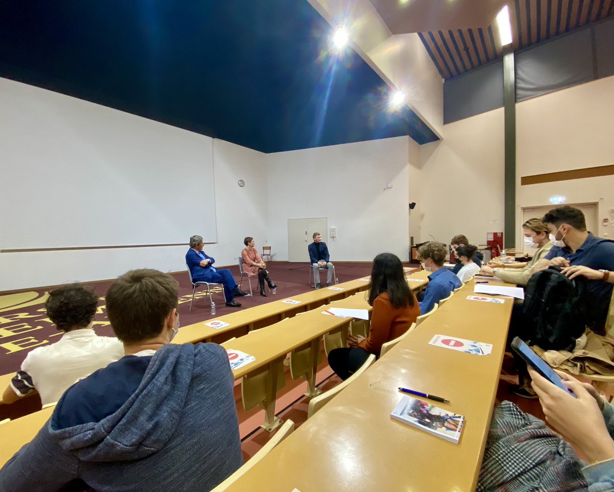 lise_magnier's tweet image. J’ai le plaisir d’échanger ce soir avec mon collège @C_deCourson sur le travail parlementaire.

Merci aux étudiants @universitereims  et du @PEReims pour l’invitation ! 👍