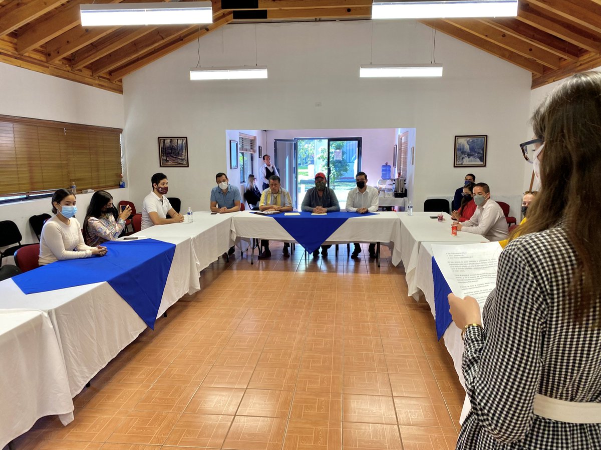 SRNYMA's tweet photo. Firma convenio de colaboración ✍🏻el titular de la @SRNYMA @herreraduenweg y en representación del Pte de la #FETED Víctor Martínez asiste Fernando Raygosa, Secretario de Ecología de la #FETED, gestión por parte de estudiantes innovadores 🧑🏻🏫🧑💻 y el apoyo de la #SRNyMA 🌳 https://t.co/XRhbPgT26k