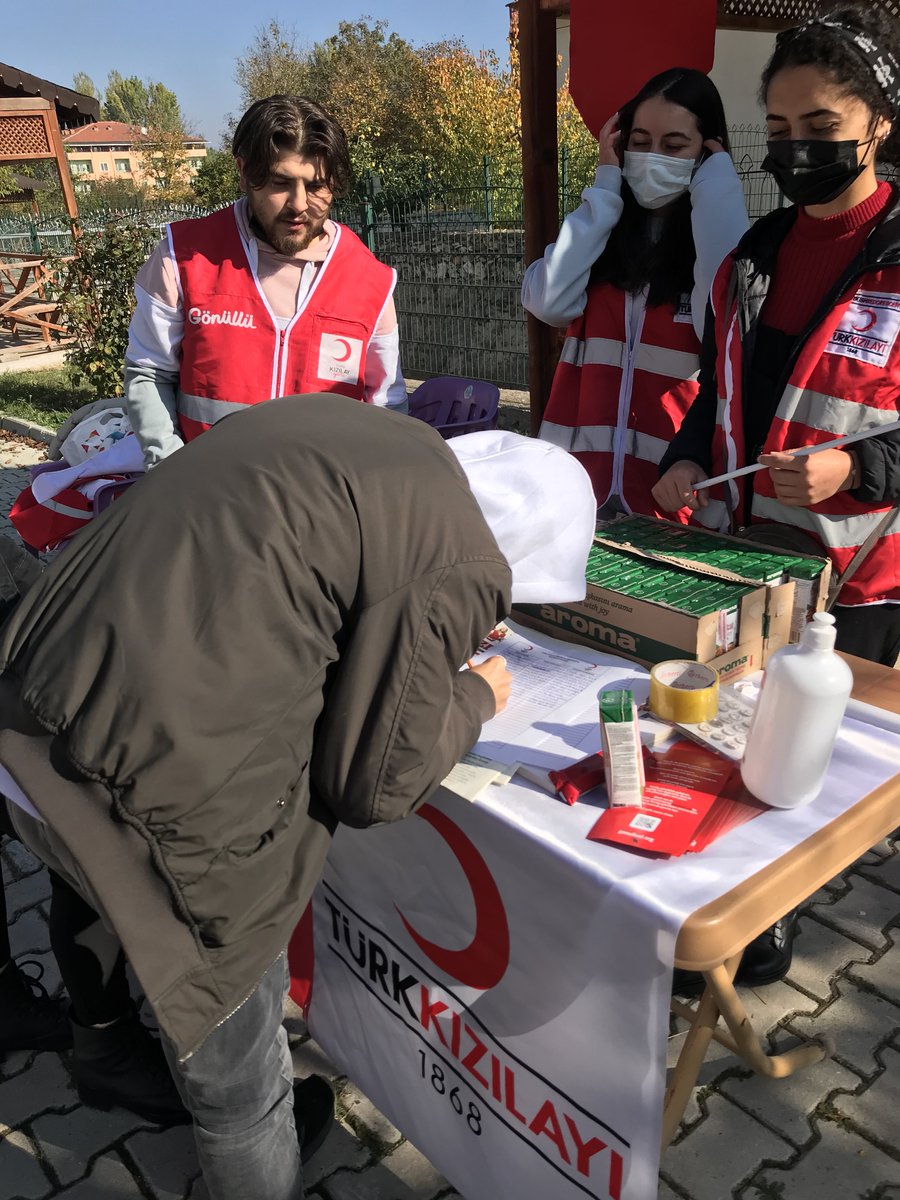 Hisarcık Meslek yüksek Okulumuzda bugün  üniversiteli arkadaşlarımızla beraberdik. Üye kaydı ve Kızılayımızın tanıtımını yaptık.  Üniversiteli arkadaşlarımıza Kızılayımıza göstermiş oldukları ilgi ve alakalarından dolayı teşekkür ediyoruz. Birlikte çok daha güçlüyüz…