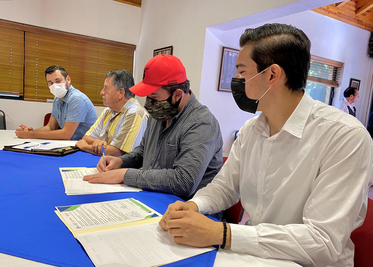 SRNYMA's tweet photo. Firma convenio de colaboración ✍🏻el titular de la @SRNYMA @herreraduenweg y en representación del Pte de la #FETED Víctor Martínez asiste Fernando Raygosa, Secretario de Ecología de la #FETED, gestión por parte de estudiantes innovadores 🧑🏻🏫🧑💻 y el apoyo de la #SRNyMA 🌳 https://t.co/XRhbPgT26k
