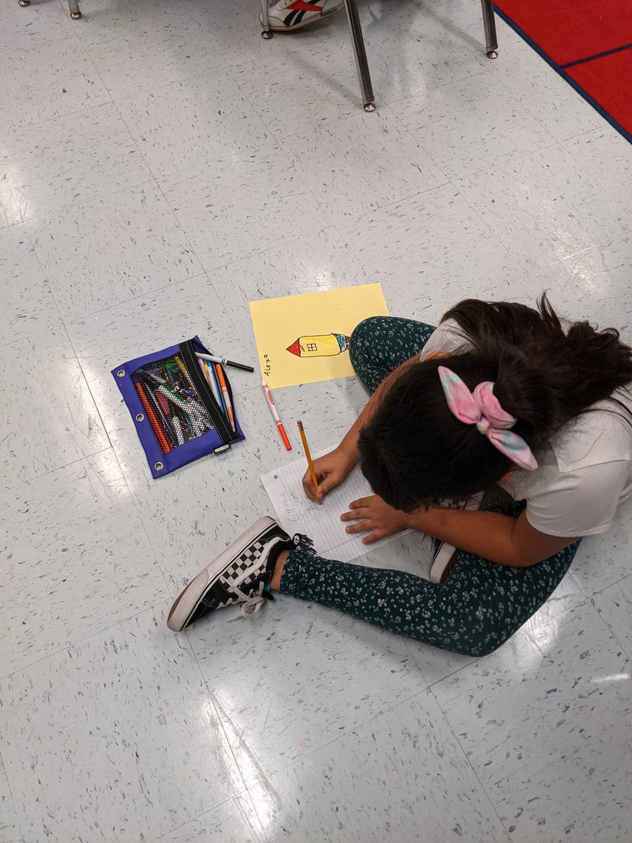 AmandaMcCurdy26's tweet photo. Third grade rocket writing!!
#nationalwritingday 
#enterpriserockets 
#writingrocks https://t.co/xFHbbJz9Xw
