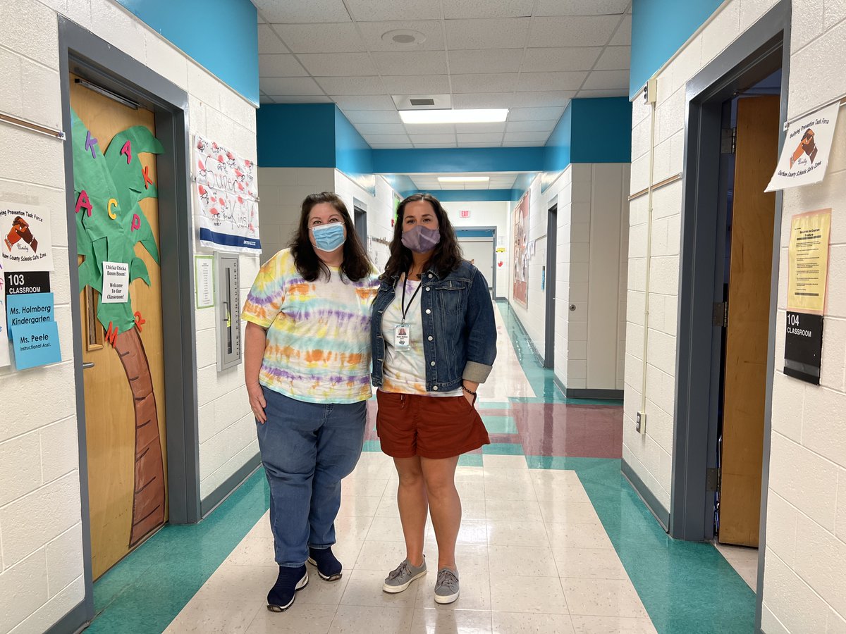 PHE_Mariners's tweet image. And last but not least - here are the leaders of our Kindergarten and 3rd grade classes standing together in unity for #unityday2021. #ccsunity #theheartofccs @Mariners27312