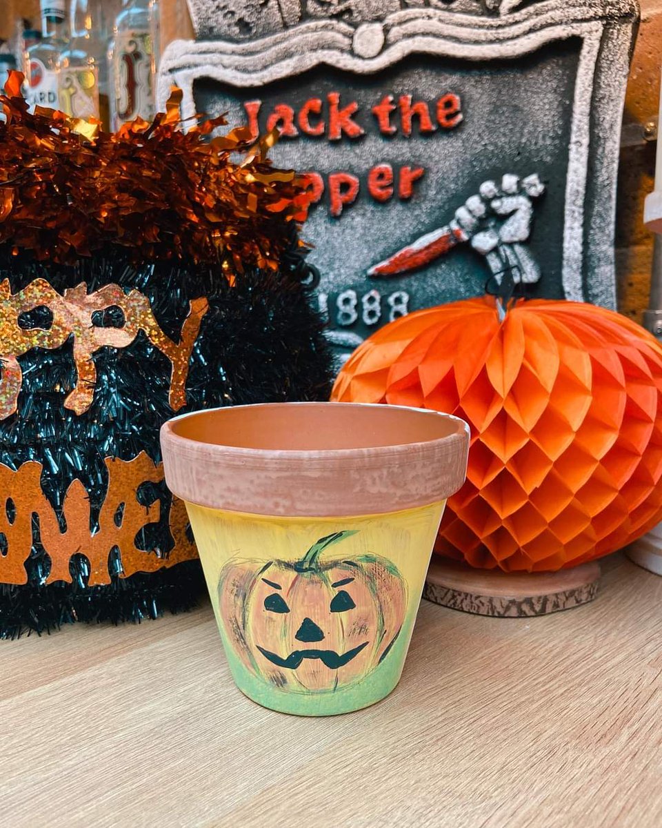 deniseceramics's tweet photo. #staffordshirehour @Staffordshirehr 
Join me at the @quarter_cafe Potbank Stoke #spodesite this 1/2 term painting Halloween plant pots. Fill them with grass at home &amp; create your own horror head💀🎃
Something to entertain the kids then look no further. https://t.co/Kv4xK8LwqQ https://t.co/92dWIFV6pJ