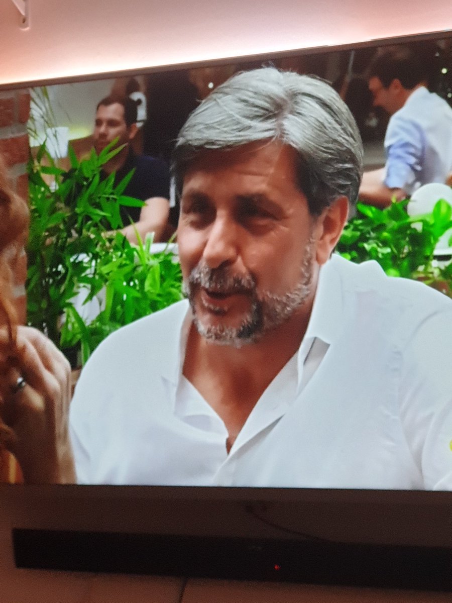 Luuu93's tweet photo. Lleva peluquin?? ❤Si tambien lo pensais, no quiero parecer una loca!! 🤣🤣🤣🤣 @firstdates_tv #FirstDates19O #FirstDates #FirstDates18O #FirstDates191 https://t.co/5XfGYUbA4Q