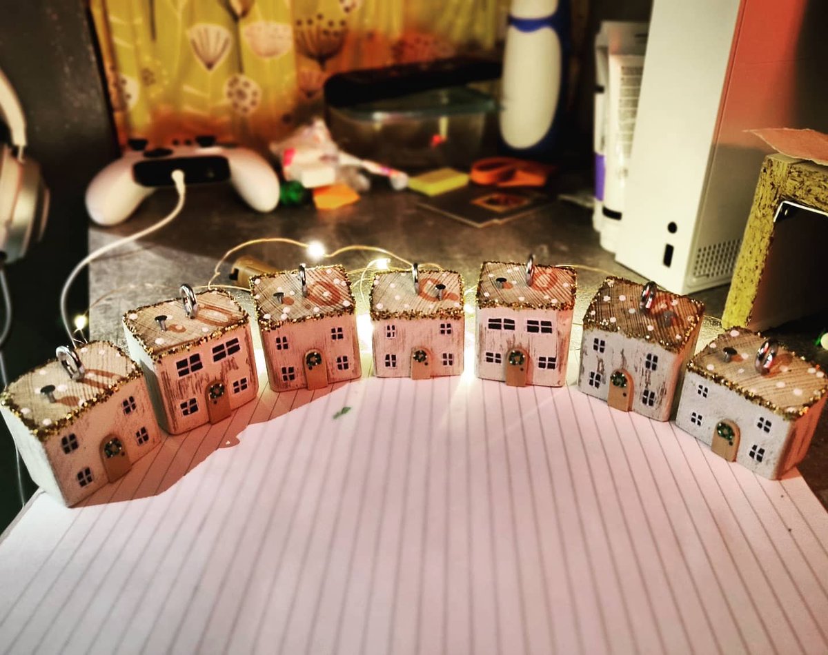 ArtieMissDesign's tweet photo. Houses, little houses everywhere! I think I've gone a bit house mad this time...these are going to be tree decorations and I'm SO pleased with them! They just need a coat of varnish and a bit of ribbon..still counting down to the Christmas shop opening in November! 🎄#etsyuk https://t.co/78OKe5DfUt
