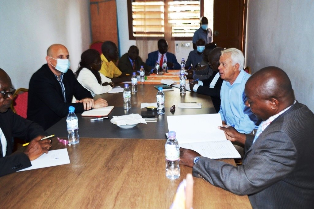 Makafaitsonshow's tweet photo. #Centrafrique Visite de travail de l’Expert français @PPellefigue à Bangui, dans le cadre du projet d’appui au dévlppmnt de l’éduc secondaire.
«C’est pour accompagner un large projet innovant de réforme de la formation des enseignants et ds cadres de l’enseignement secondaire» https://t.co/VhCrOsh8l3