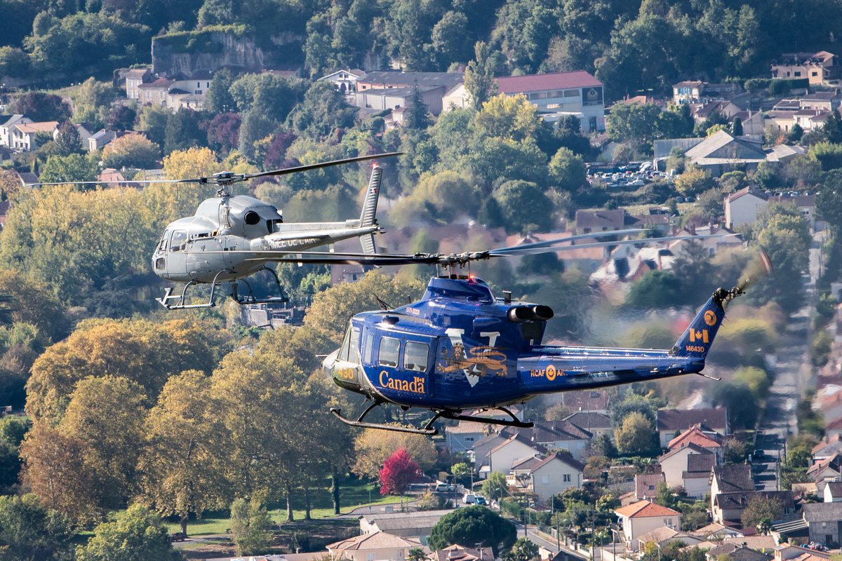 RCAF_ARC's tweet photo. Exercising real-life situations is vital in order to defend Canada. Our helicopters on Exercise #VOLFA in 🇫🇷 executed complex training missions with our allies, including insertion of airborne troops to an area defended by enemy surface-to-air defense systems. https://t.co/maCQYesLQ5