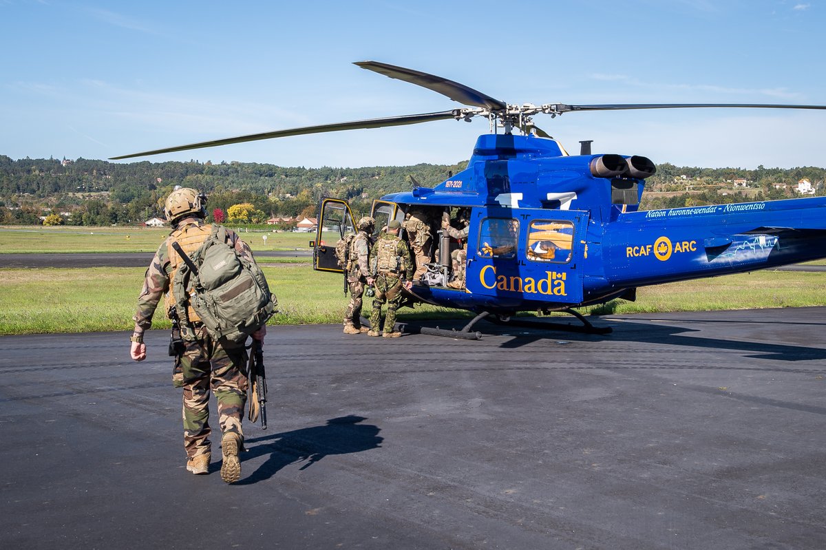 RCAF_ARC's tweet photo. Exercising real-life situations is vital in order to defend Canada. Our helicopters on Exercise #VOLFA in 🇫🇷 executed complex training missions with our allies, including insertion of airborne troops to an area defended by enemy surface-to-air defense systems. https://t.co/maCQYesLQ5
