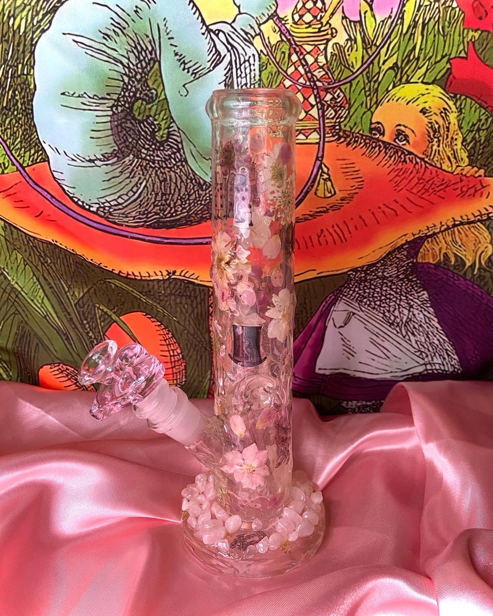 GanjFairyCo's tweet photo. 2K ALICE IN WONDERLAND GIVEAWAY

I’m giving away this “Paint the Roses Pink” bong for (almost) hitting 2K followers ✨

Rules:
🌷 Like &amp; RT 
🌷 Tag a friend or me (max is 5 tags, one entry per tag)

Ends 10/31 ! Good luck fairy friends! additional info below 💗 https://t.co/qPz8pRdXWr