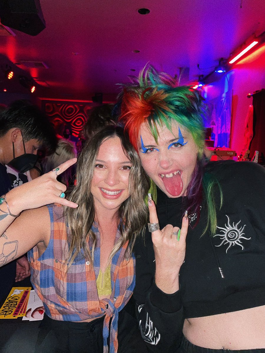 mountainmarley's tweet photo. looked hot last night to meet my wife https://t.co/iTbGLryF1M