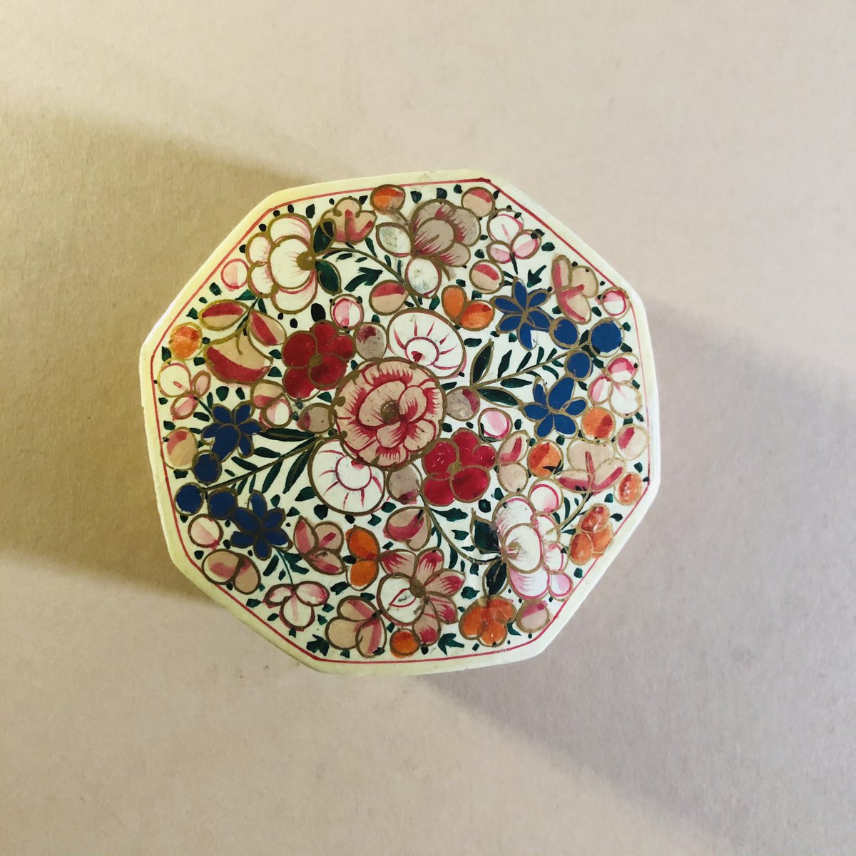 InfoAffair's tweet photo. I’m quite partial to so paper mache too. 

#Vintage Paper Mache Kashmir Octagonal Cream #FloralBox

https://t.co/VxPI46gCO4

Vintage #PaperMache round box. Finished in traditional hand painted floral design handmade in #Kashmir India. #vintageshowansell https://t.co/UW0pKKbq3x