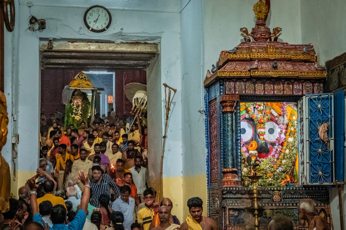 JagannathaDhaam's tweet photo. ଆଶ୍ଵିନ ପୂର୍ଣିମା ତିଥିରେ ଶ୍ରୀମନ୍ଦିରରେ ଅନୁଷ୍ଠିତ ହୋଇଥିବା ପ୍ରଭୁ ଶ୍ରୀ ସୁଦର୍ଶନ ଦେବଙ୍କ ଆଶ୍ରମ ବିଜେ ନୀତି । ଏହି ଦିନ ମଧ୍ୟାହ୍ନ ଧୂପ ପରେ ପ୍ରଭୁ ଶ୍ରୀ ସୁଦର୍ଶନ ଶ୍ରୀମନ୍ଦିର ବାହାରେ ଥିବା ଉଗ୍ରସେନଙ୍କ ଆଶ୍ରମ (ଜମ୍ବେଶ୍ବର) ବିଜେ କରି ଫେରିଥାନ୍ତି । https://t.co/iCyRT1ZvD3