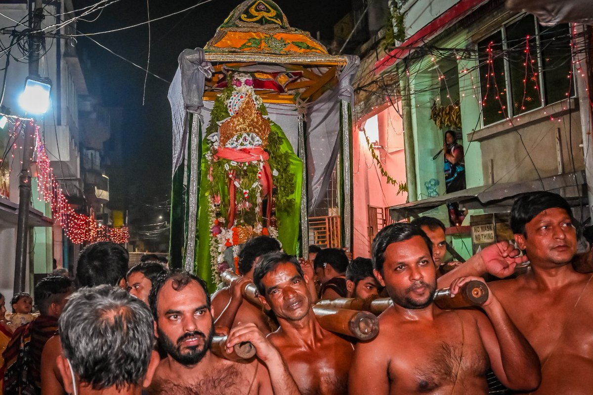 JagannathaDhaam's tweet photo. ଆଶ୍ଵିନ ପୂର୍ଣିମା ତିଥିରେ ଶ୍ରୀମନ୍ଦିରରେ ଅନୁଷ୍ଠିତ ହୋଇଥିବା ପ୍ରଭୁ ଶ୍ରୀ ସୁଦର୍ଶନ ଦେବଙ୍କ ଆଶ୍ରମ ବିଜେ ନୀତି । ଏହି ଦିନ ମଧ୍ୟାହ୍ନ ଧୂପ ପରେ ପ୍ରଭୁ ଶ୍ରୀ ସୁଦର୍ଶନ ଶ୍ରୀମନ୍ଦିର ବାହାରେ ଥିବା ଉଗ୍ରସେନଙ୍କ ଆଶ୍ରମ (ଜମ୍ବେଶ୍ବର) ବିଜେ କରି ଫେରିଥାନ୍ତି । https://t.co/iCyRT1ZvD3