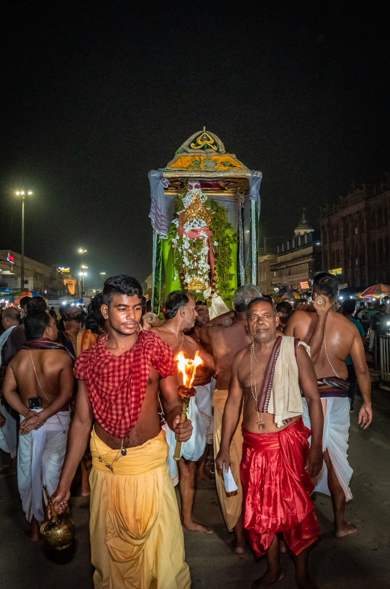 JagannathaDhaam's tweet photo. ଆଶ୍ଵିନ ପୂର୍ଣିମା ତିଥିରେ ଶ୍ରୀମନ୍ଦିରରେ ଅନୁଷ୍ଠିତ ହୋଇଥିବା ପ୍ରଭୁ ଶ୍ରୀ ସୁଦର୍ଶନ ଦେବଙ୍କ ଆଶ୍ରମ ବିଜେ ନୀତି । ଏହି ଦିନ ମଧ୍ୟାହ୍ନ ଧୂପ ପରେ ପ୍ରଭୁ ଶ୍ରୀ ସୁଦର୍ଶନ ଶ୍ରୀମନ୍ଦିର ବାହାରେ ଥିବା ଉଗ୍ରସେନଙ୍କ ଆଶ୍ରମ (ଜମ୍ବେଶ୍ବର) ବିଜେ କରି ଫେରିଥାନ୍ତି । https://t.co/iCyRT1ZvD3