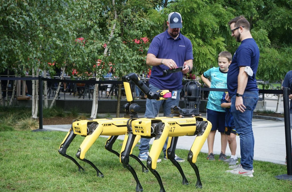 Have you ever imagined a robot on your lawn? It looks like puppies running back and forth, picking up a branch you threw...

word.emerson.edu/foundationsofj…
#JR102