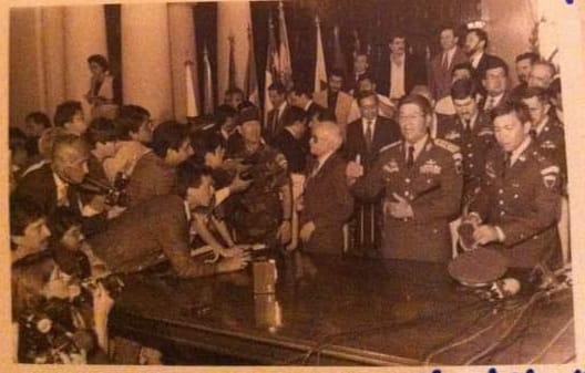 Mis años mozos, autogolpe de Estado de Jorge Sereano Elías en Guatemala. Ahí toy yo, de traje, y luego la primer entrevista con el presidente golpista Jorge Serrano Elías otorgado a un medio internacional. Ocho columnas en El Universal...