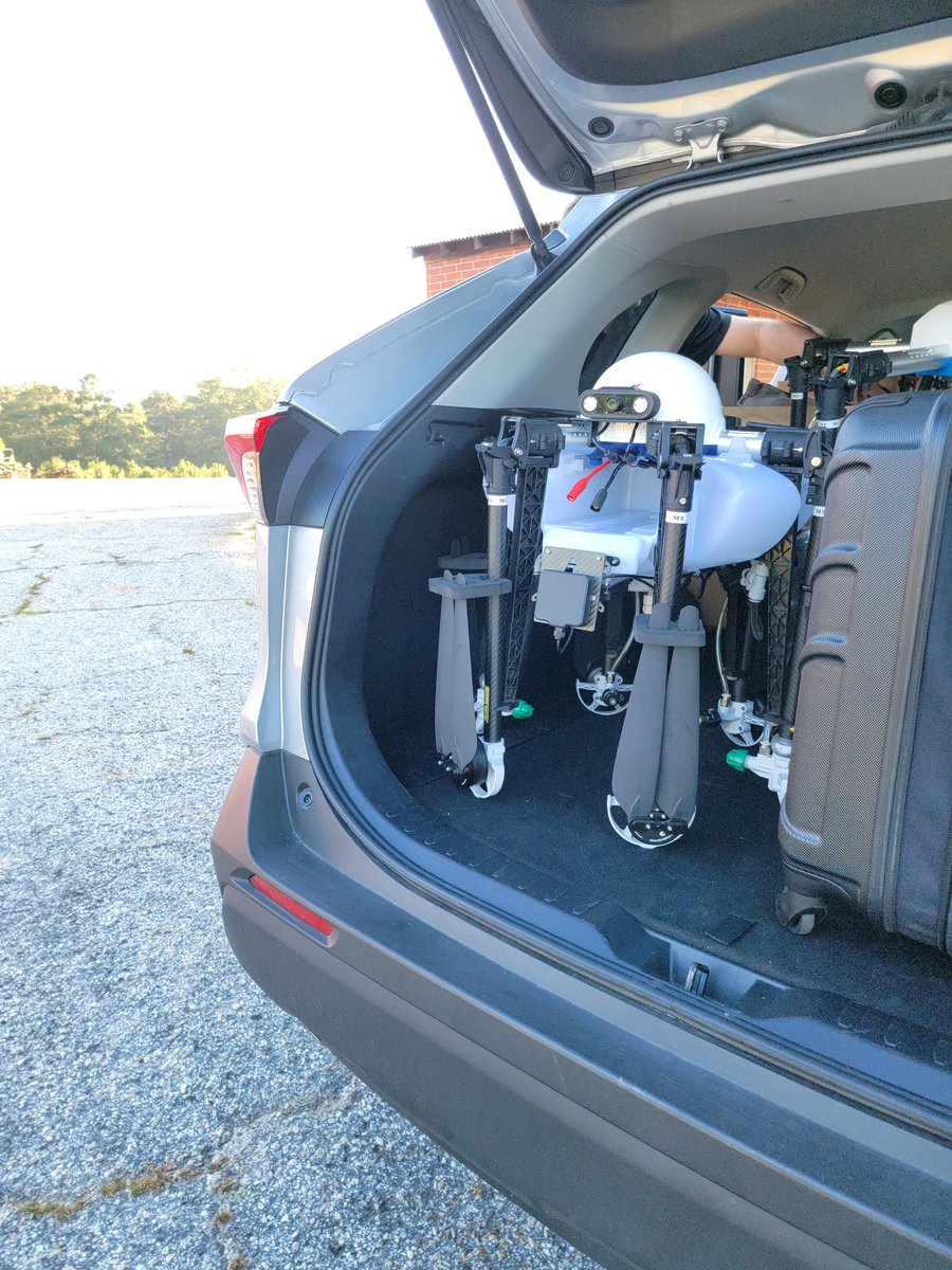 Extract10nP01nt's tweet photo. #RPAAS2021 #HSEUAV Even small spray drone play a big role...Thanks https://t.co/cBjJtaXUo8 for brining this little minion.... https://t.co/hn5HHLVQJm