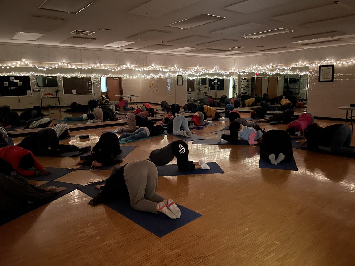 SpringbrookYoga's tweet image. Using our #BlueDevilDay to connect and decompress by collaborating, making lavender bouquets, and engaging in a restorative yin yoga session @SPRINGBROOKBLUE