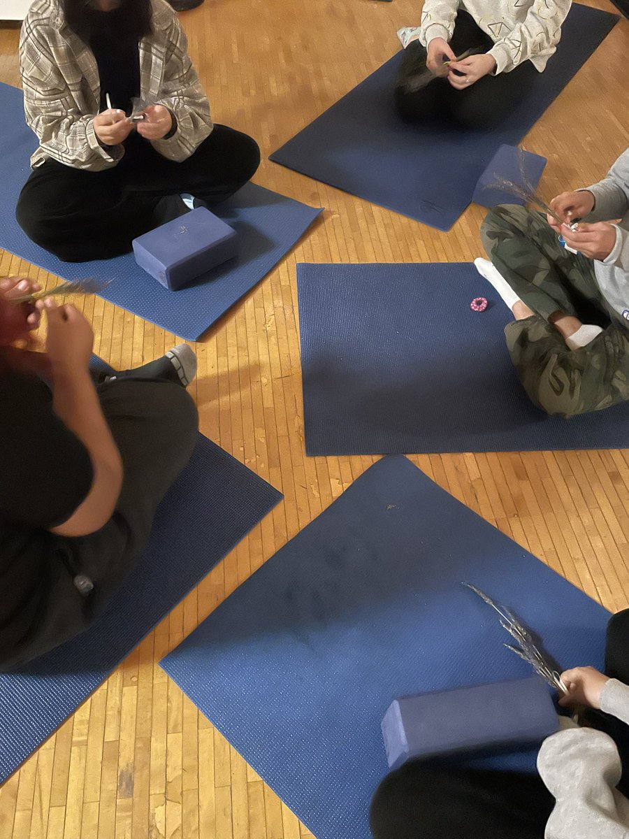 SpringbrookYoga's tweet image. Using our #BlueDevilDay to connect and decompress by collaborating, making lavender bouquets, and engaging in a restorative yin yoga session @SPRINGBROOKBLUE