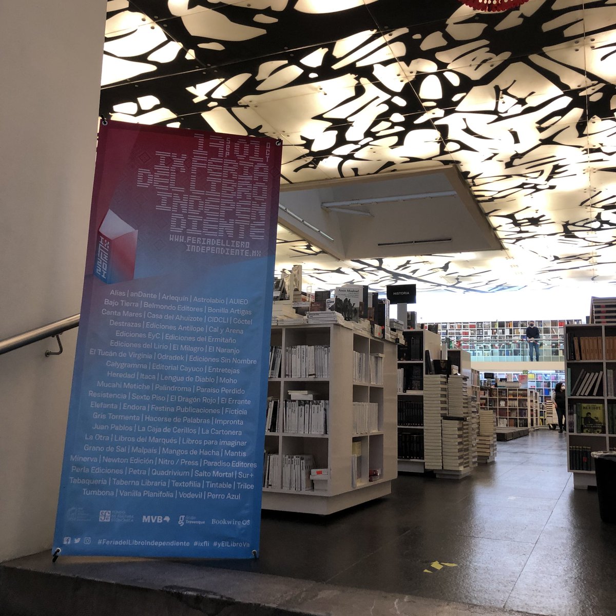 Aún hay libros de las #editorialesIndependientes y de #editorialescartoneras en la extensión de la <a href="/fli_mx/">Feria del Libro Independiente</a> podrás conocerlos y adquirirlos hasta el 30 de octubre en la librería <a href="/FCEBellaEpoca/">FCE Bella Época</a> porque #YElLibroVa búscalos en las islas de la librería. Pregunta!