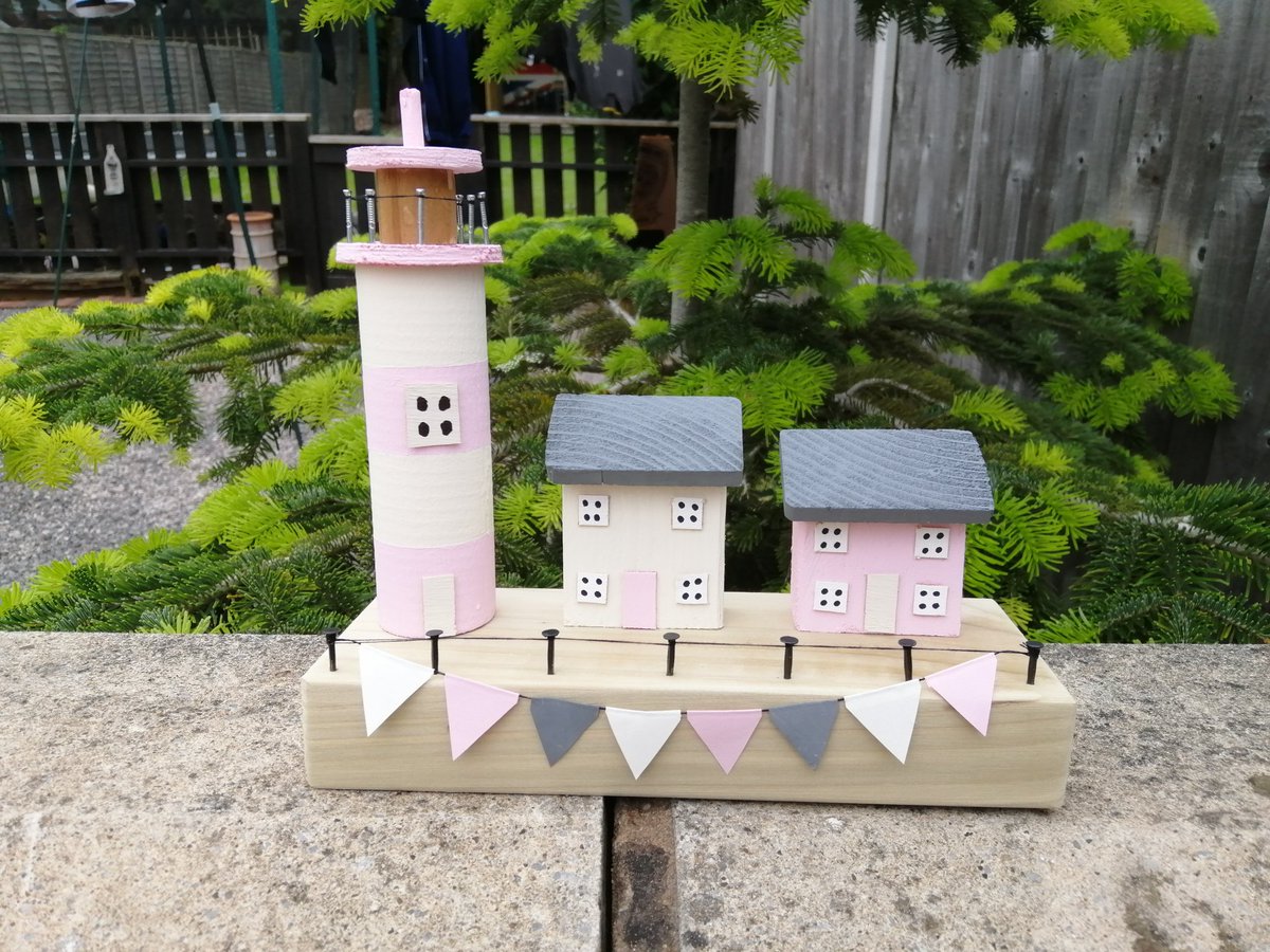 BevBeach's tweet photo. Seaside scenes made from reclaimed wood and can be done in any colour scheme Β£12 + pp #htmlphour #htmlp https://t.co/jTvpHDgKk9