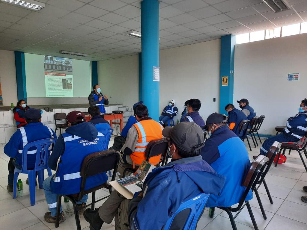 TdpsGirh's tweet photo. Ahora mismo: "El proyecto GIRH-TDPS junto a planetGOLD y la DREM Puno capacita a mineros formales de Ananea sobre las guías de las mejores prácticas para evitar el uso de mercurio en sus procesos productivos" https://t.co/lSdD5oCjdJ