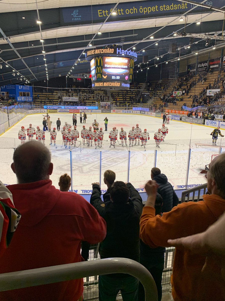Tre sköna poäng hem till tanken!🎉🇭🇺
Bra kämpat av laget och klacken ikväll! Forza MoDo!!
<a href="/MoDo_Hockey/">MoDo Hockey</a> #modose