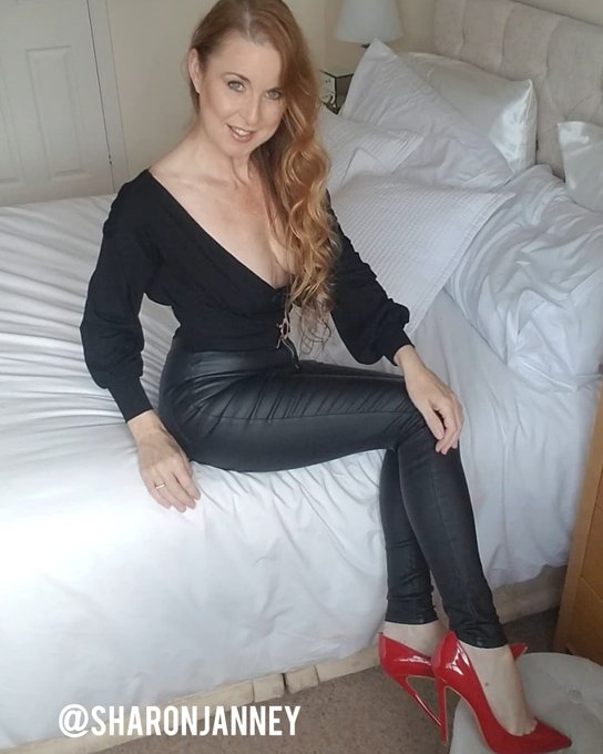 Evening  Black leather and red high heels, you like? Come to my VIP website 📎in b!0 Retweet and comment<a href="/tag/highheels"class="tags"><span>#highheels</span></a><a href="/tag/nylons"class="tags"><span>#nylons</span></a>