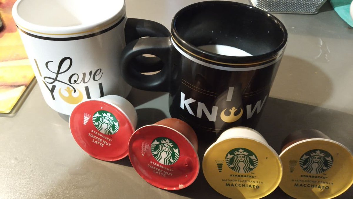 dddggdggddd's tweet photo. Quand on hésite entre deux #starbucksbynescafedolcegusto il est plus simple d'en faire deux, et ensuite entendre le lendemain pour inverser #mycoffeeshopathome et c'est encore meilleur quand la pluie tombe et le vent souffle. Merci Sampleo. https://t.co/s2AdAcYhgw