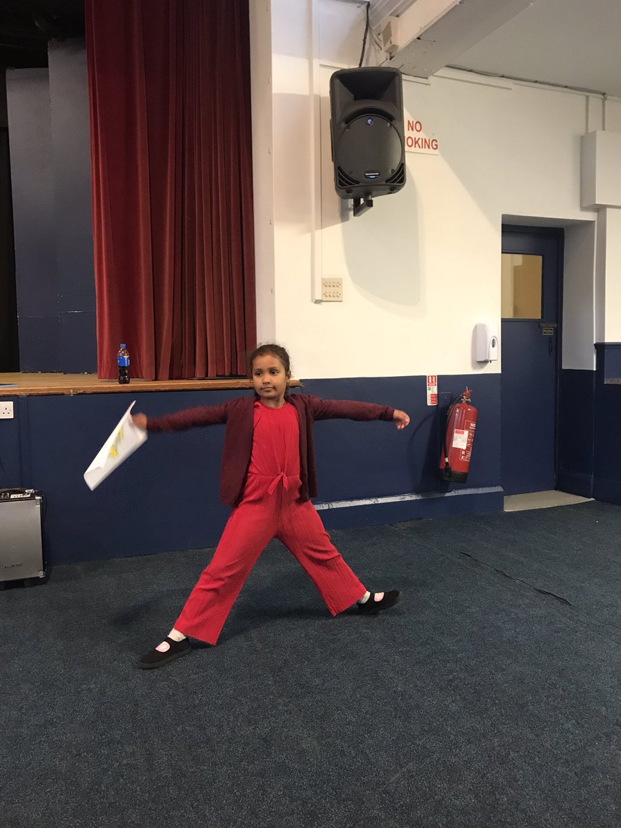 charleenfatima1's tweet photo. Astalas done her first performance to an audience tonight at her local panto 🎭 @HBMissJones1 https://t.co/mlCtbSXFQ6